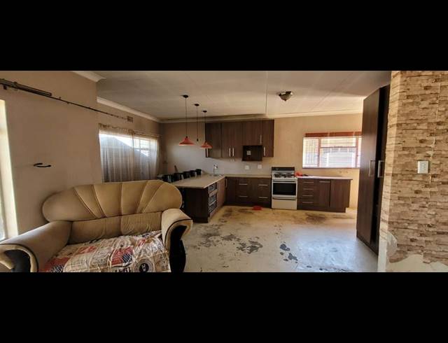 3 BEDROOM HOUSE FOR SALE IN FLORENTIA